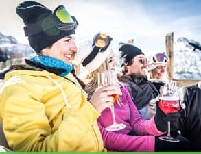 Friends enjoying drinks after skiing